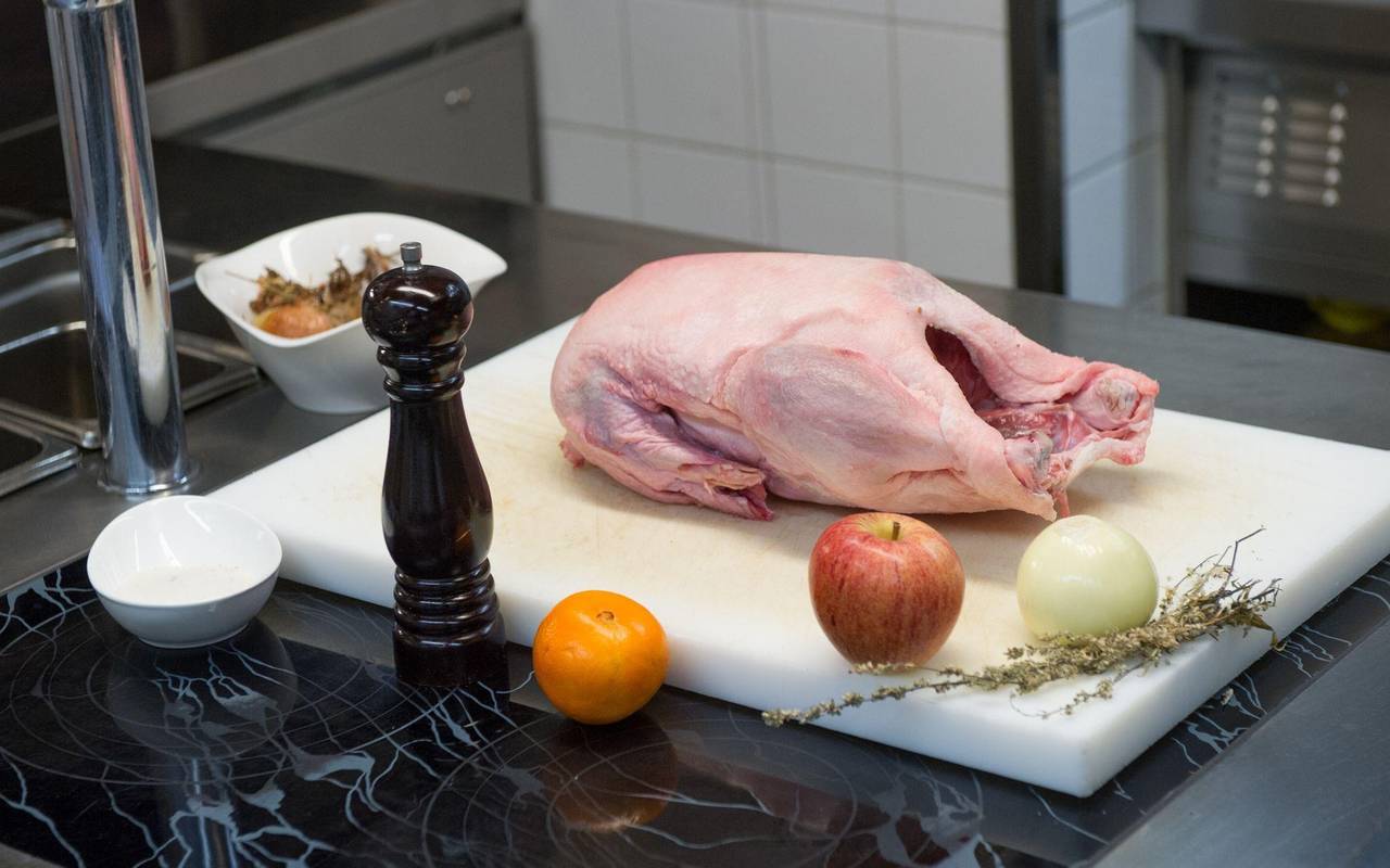 Eine rohe Weihnachtsgans liegt zur Zubereitung bereit