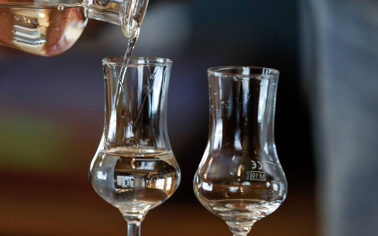 Schnaps wird in Gläser gefüllt