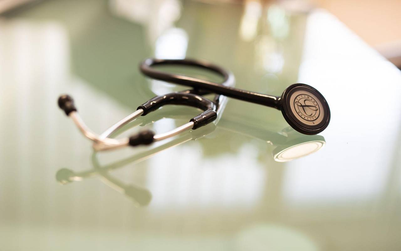 Ein Stethoskop liegt in einem Behandlungszeimmer