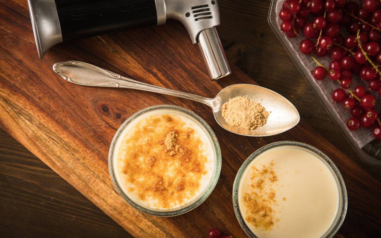 Ein Fambierbrenner liegt neben Crème Brulée