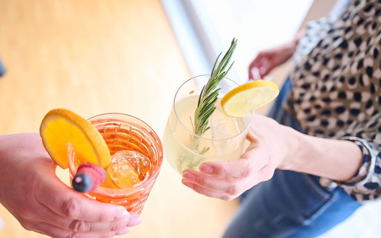 Zwei Frauen stoßen mit alkoholfreie Cocktails an