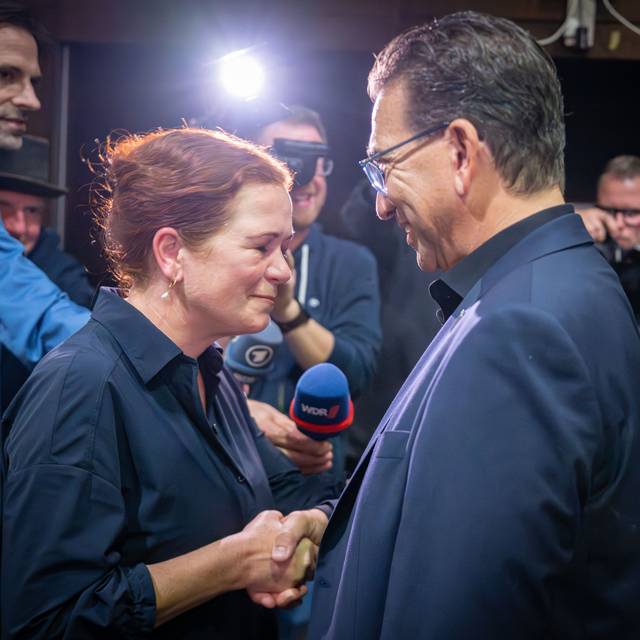 Katja Dörner gratuliert Guido Déus zu seinem Sieg nach der OB Strichwahl in Bonn.