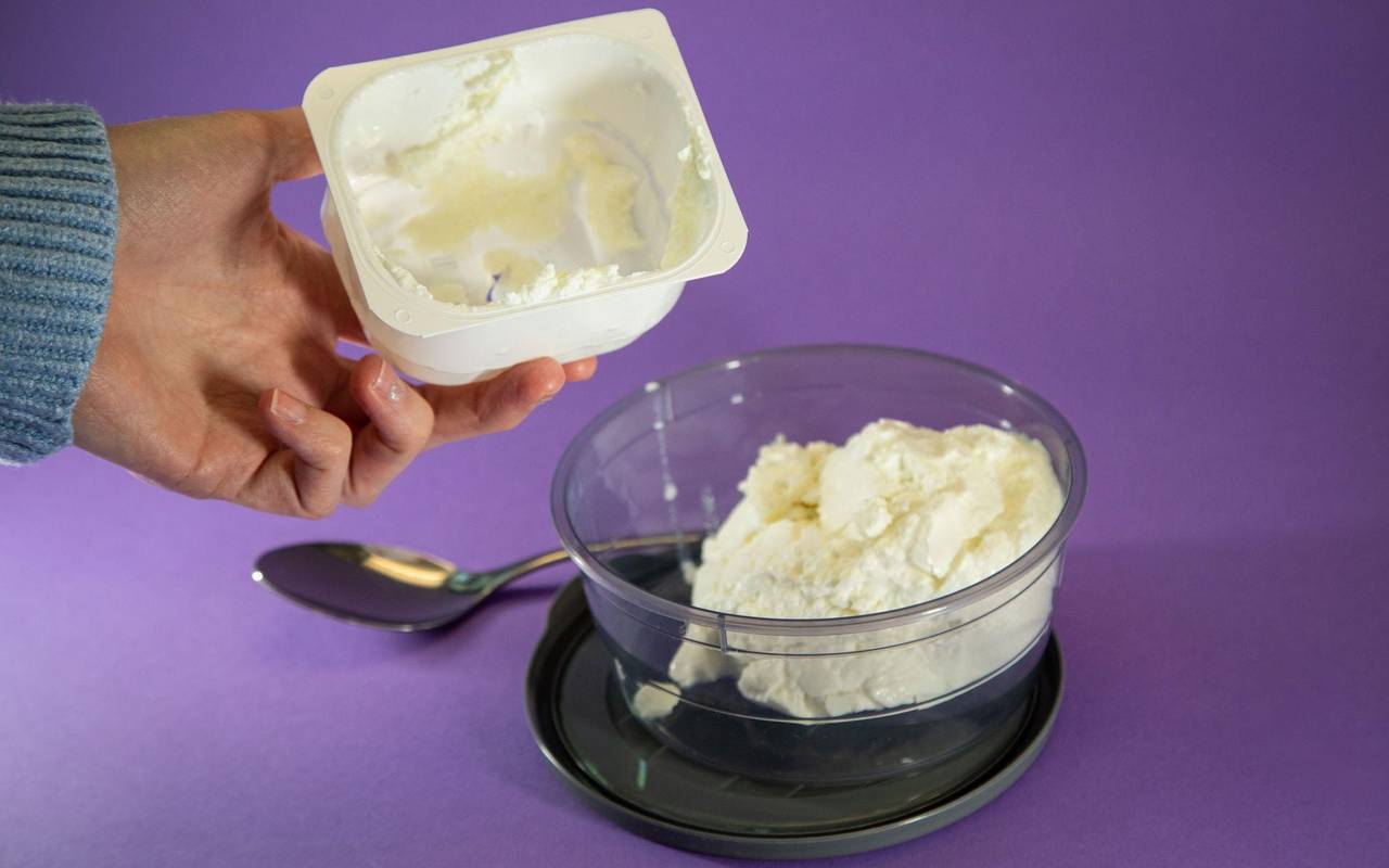 Eine Packung Quark ist in einer Schüssel zu sehen