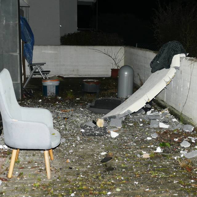 Trümmer nach Explosion in Wohnung