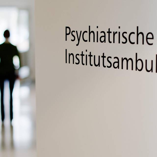 Mitarbeiterin steht in der Psychiatrischen Institutsambulanz