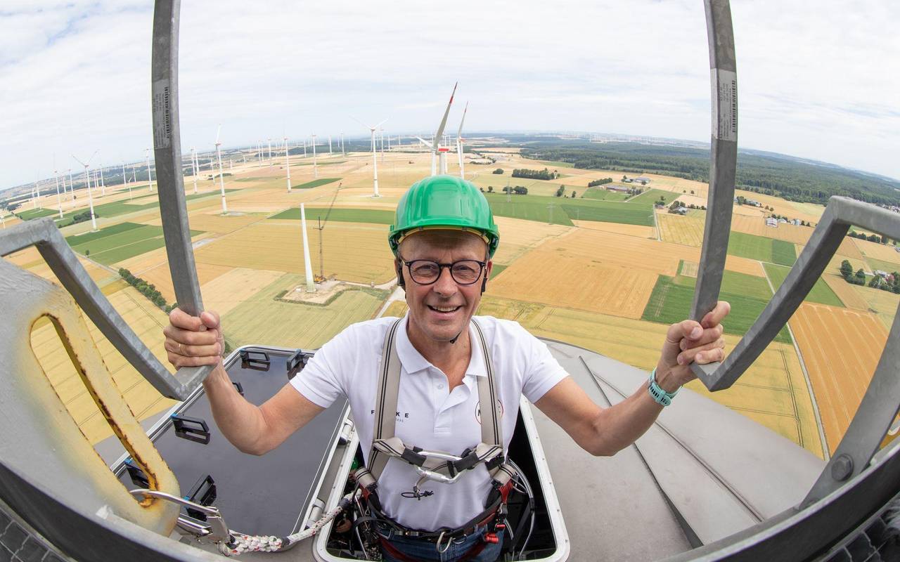 Merz macht Windkraft-Gondelfahrt