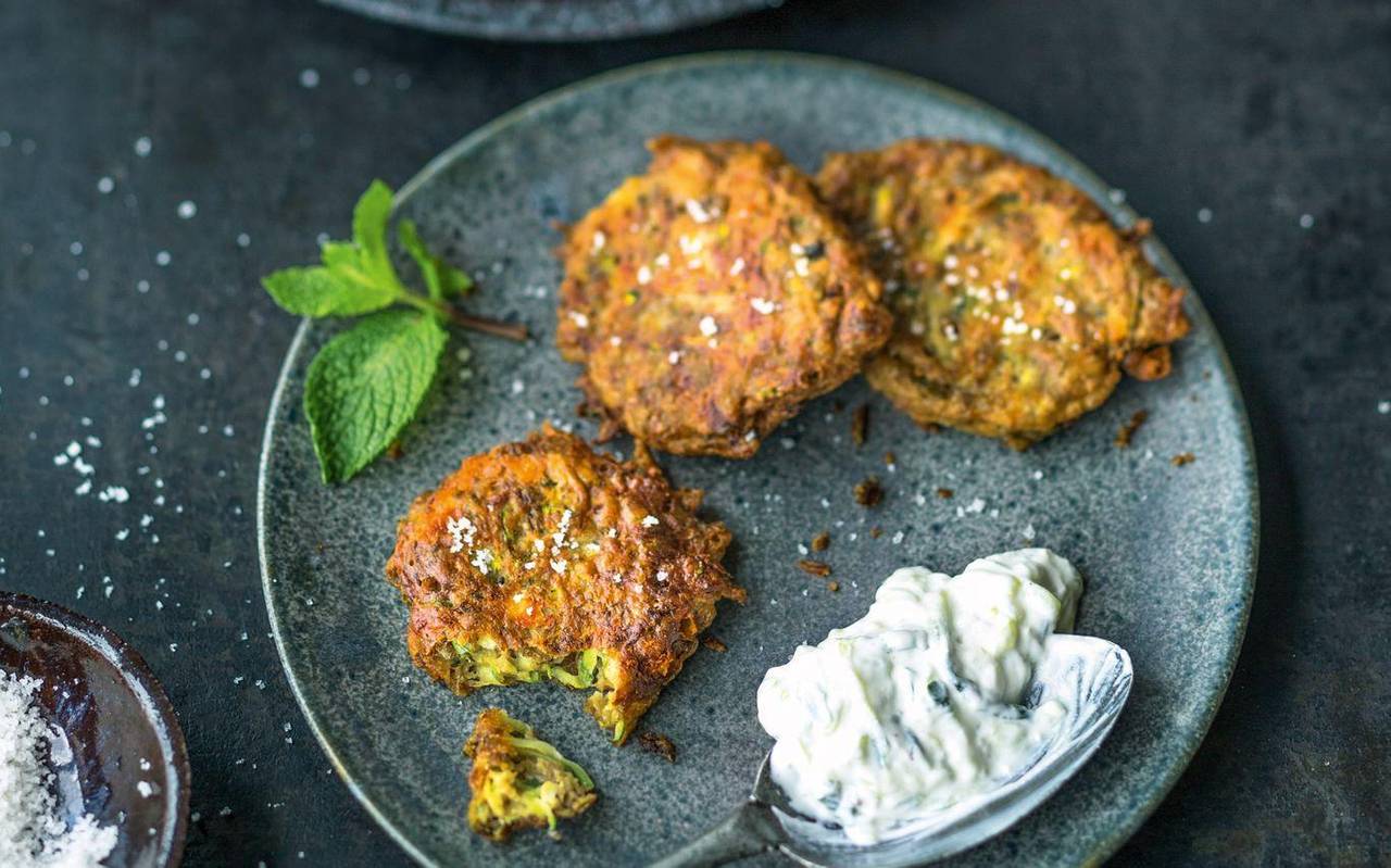 Griechische Linsentaler mit Tzatziki