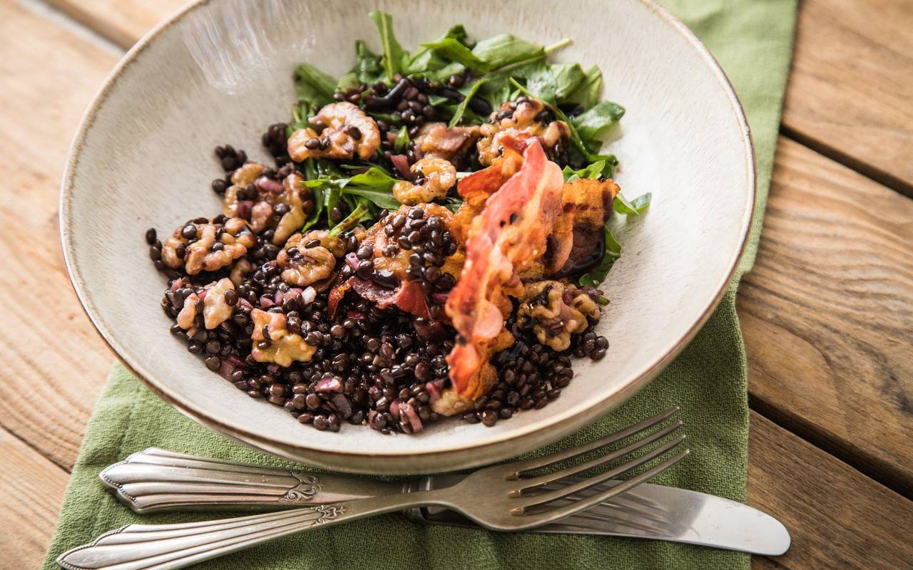 Schwarzer Linsensalat aus Belugalinsen mit Bacon und Walnüssen
