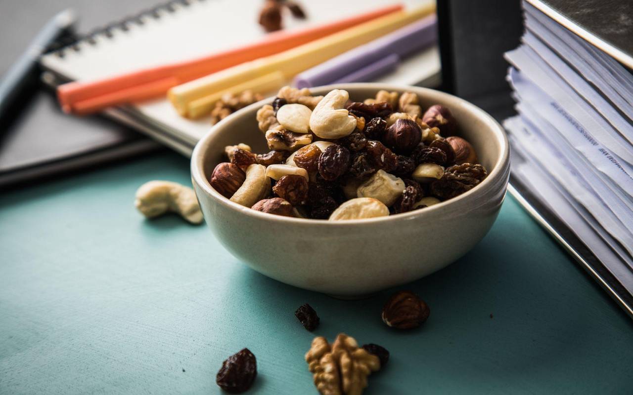 Studentenfutter steht auf einem Schreibtisch