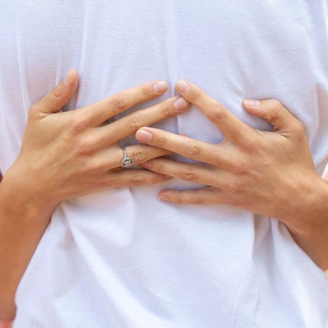 Eine Frau und ein Mann umarmen sich