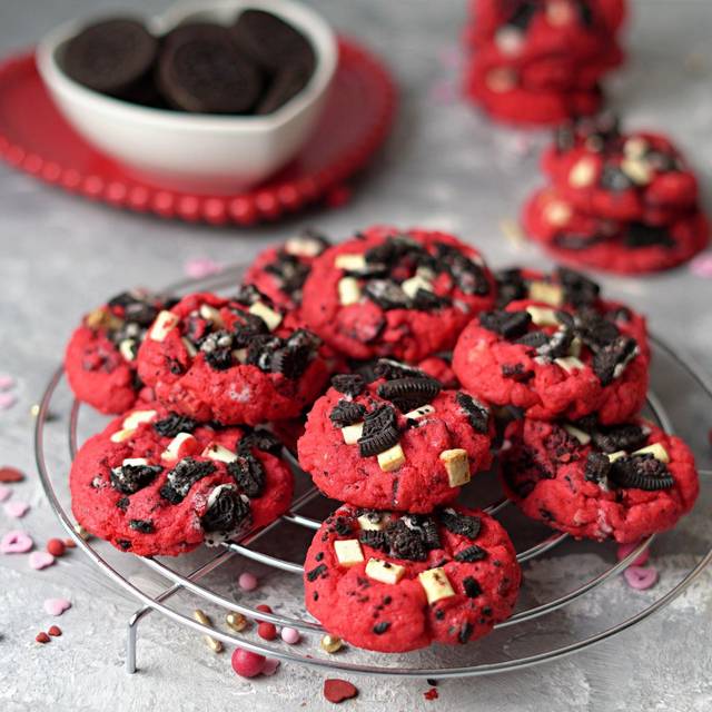 Red Velvet Cookies auf einem Tisch