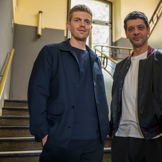 Tatort-Team Ferdinand Hofer und Carlo Ljubek am Set