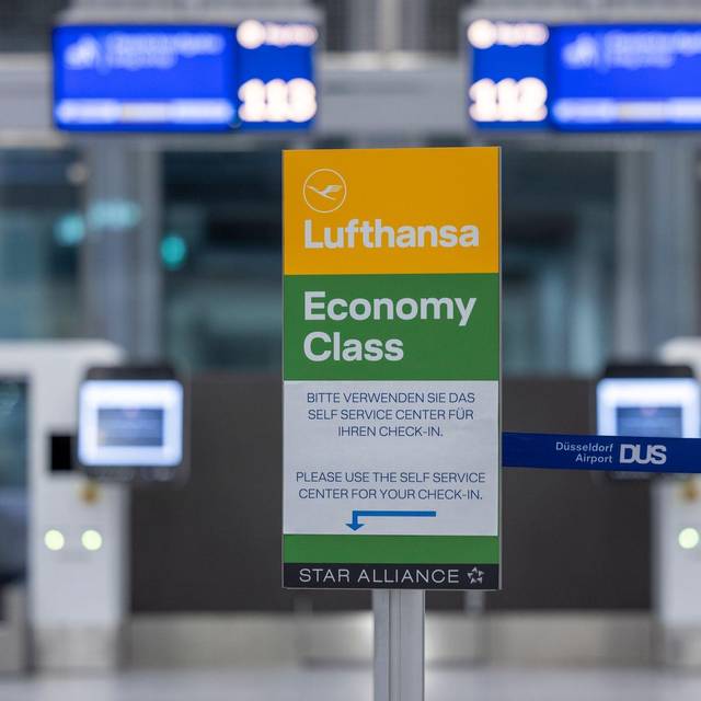 Leere Check-in-Schalter bei der Lufthansa