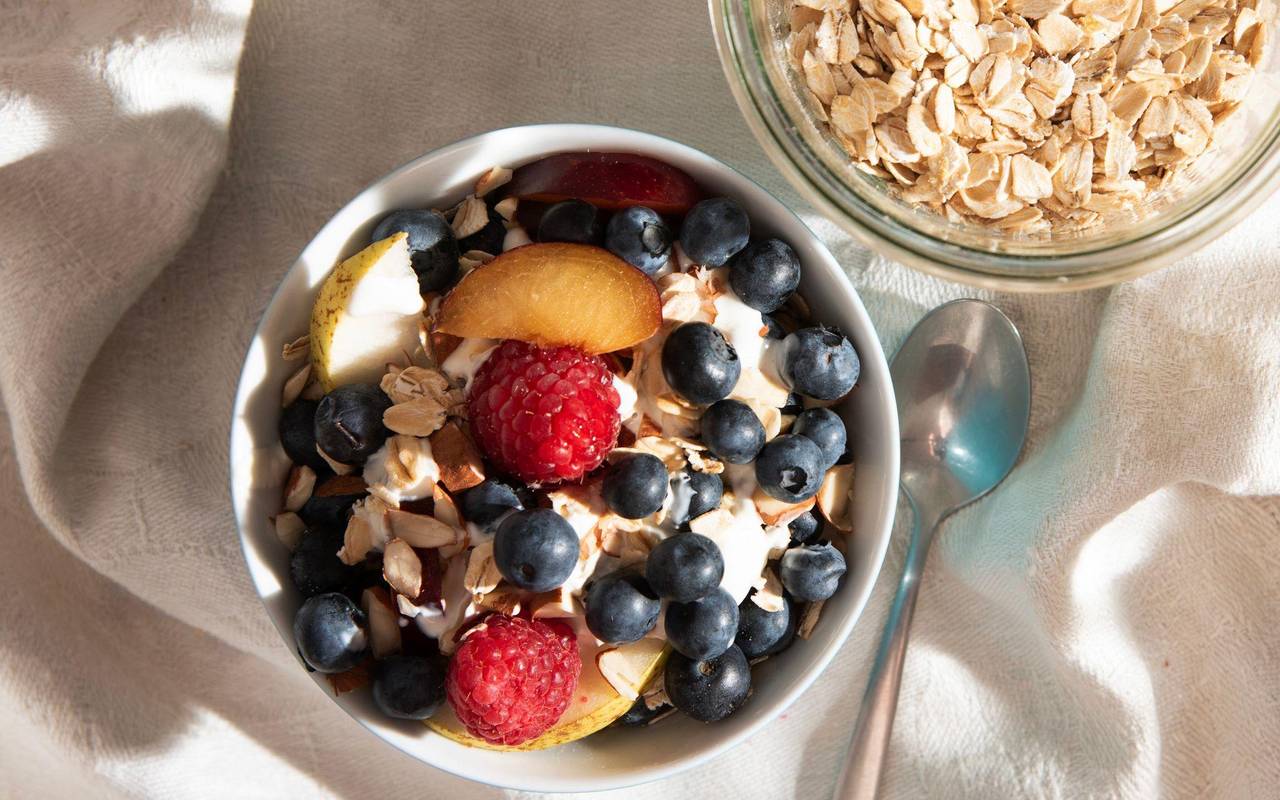 Frühstücksmüsli mit Obst in einer Schale