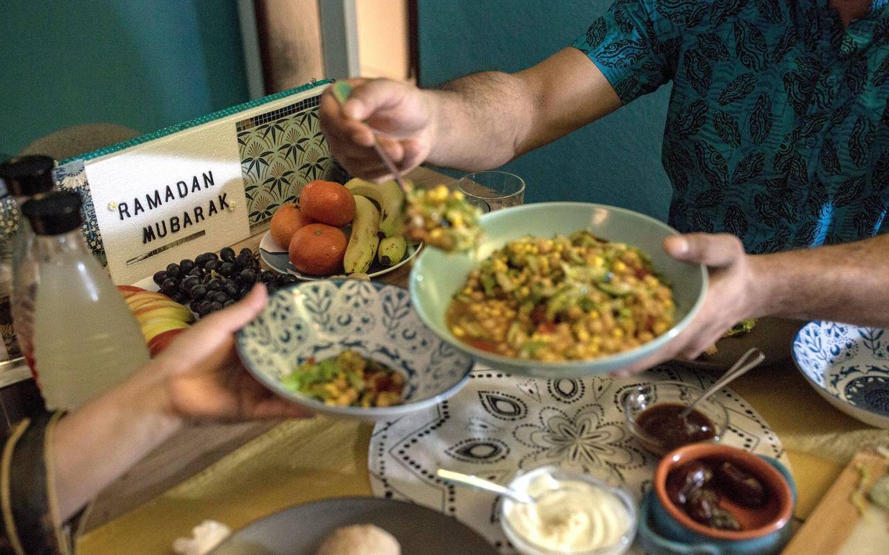 Ein Paar isst am ersten Tag des Ramadan gemeinsam Iftar