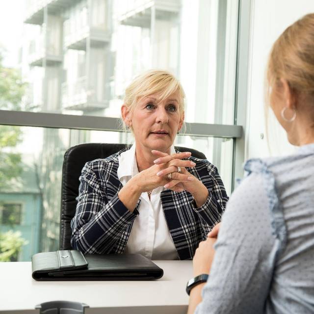 Zwei Frauen beim Mitarbeitergespräch im Büro