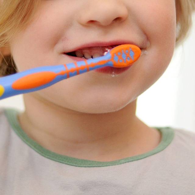 Ein Junge putzt sich die Zähne