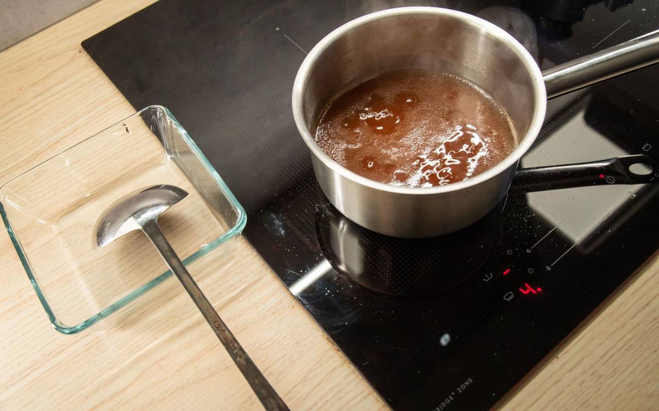 Knochenbrühe kocht in einem Topf