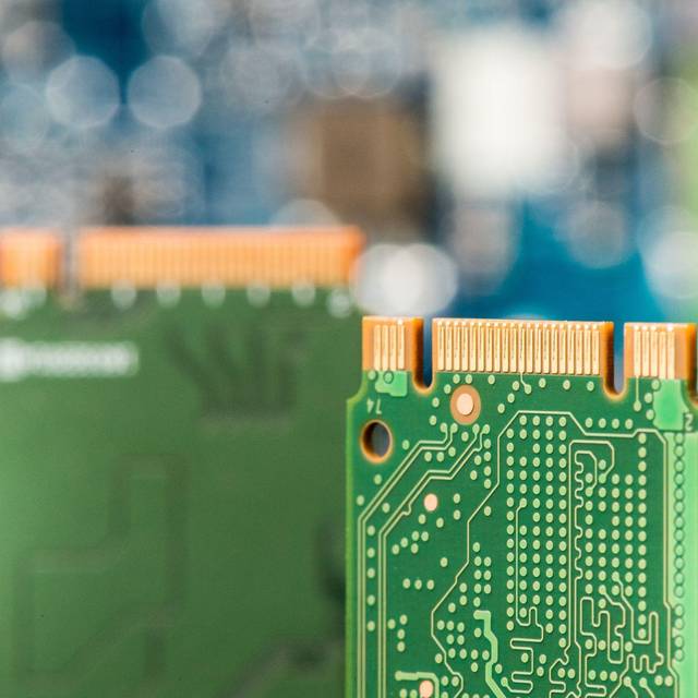 M.2-SSD-Karte mit SATA-Anschluss (vorn) und NVMe-SSD-Festplatte