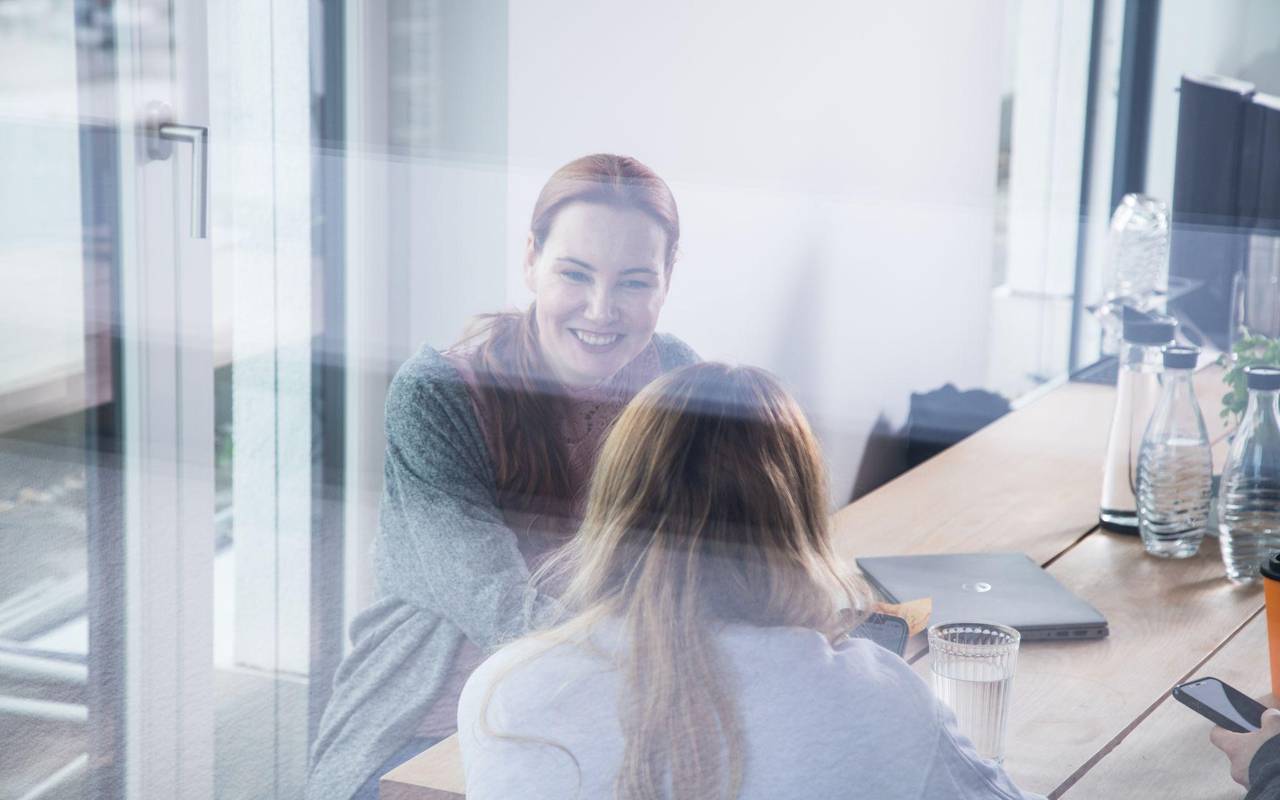 Zwei Frauen unterhalten sich in einem Pausenraum