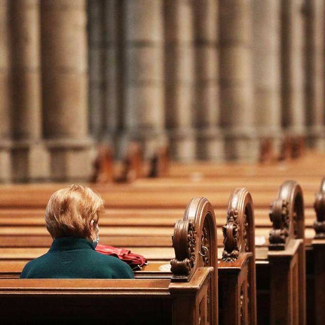 Eine Frau im Kölner Dom