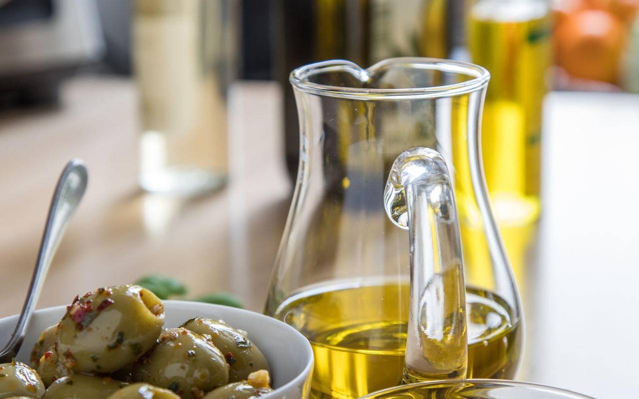 Olivenöl steht in einer Küche auf dem Tisch
