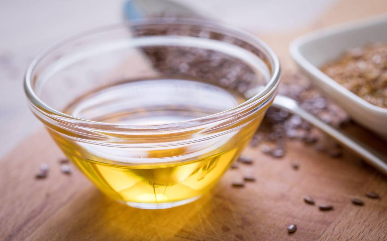 Leinsamen und Leinöl stehen auf einem Tisch