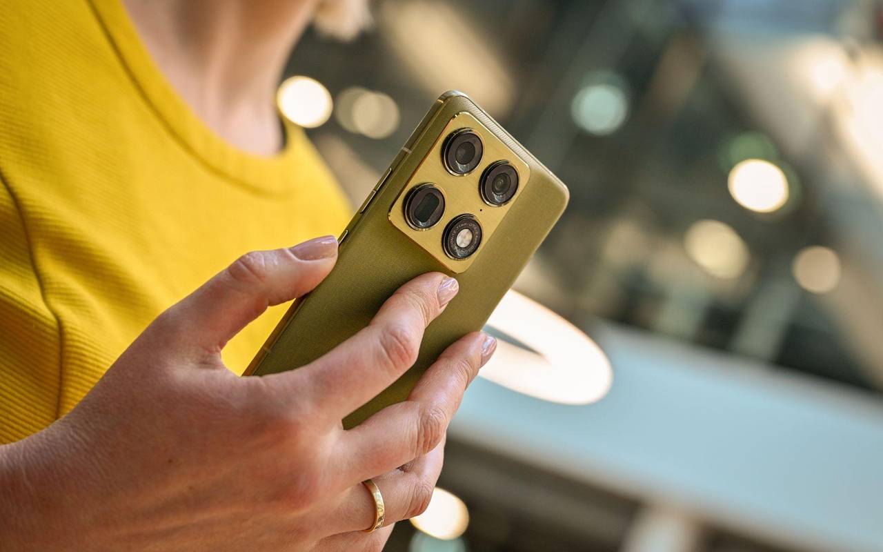 Eine Frau hält das Motorola Signature in der Hand