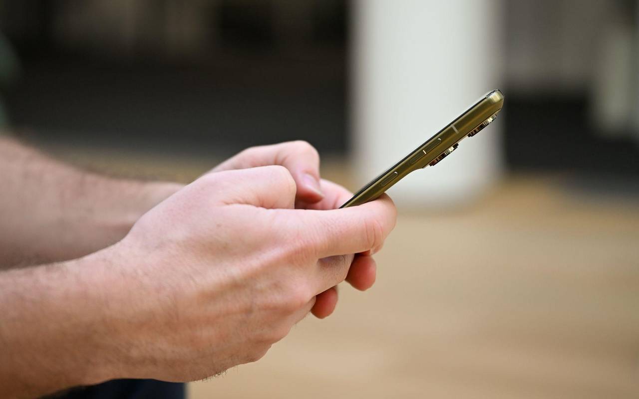 Ein Mann hält das Motorola Signature in den Händen