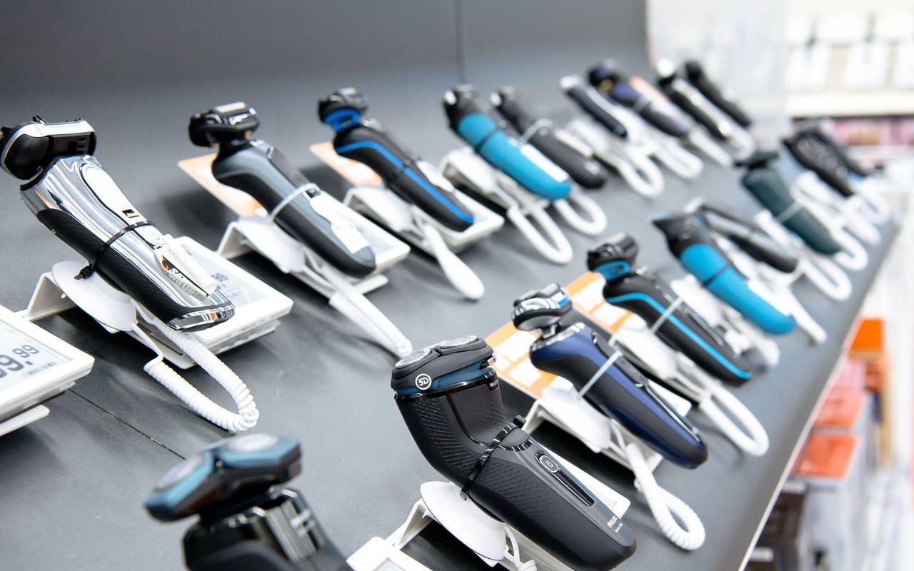 Herrenrasierer liegen in der Filiale des Elektronikmarkts