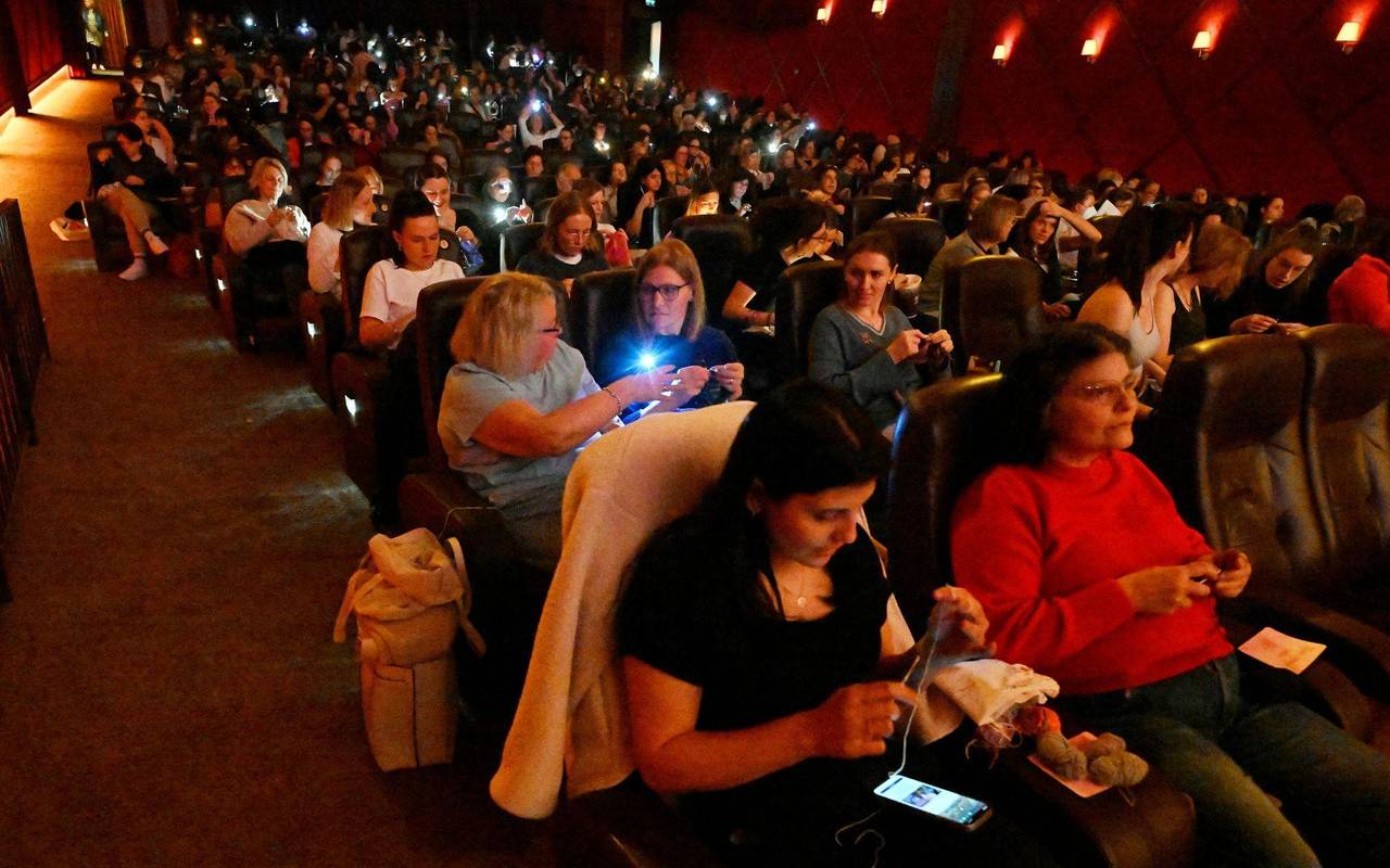 Mit Stricknadel und Wollknäuel ins Kino