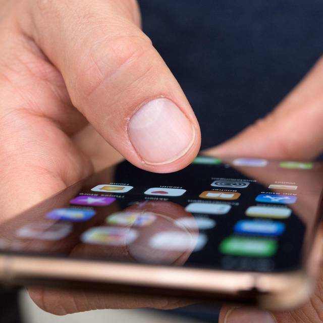 Ein Mann benutzt ein iPhone