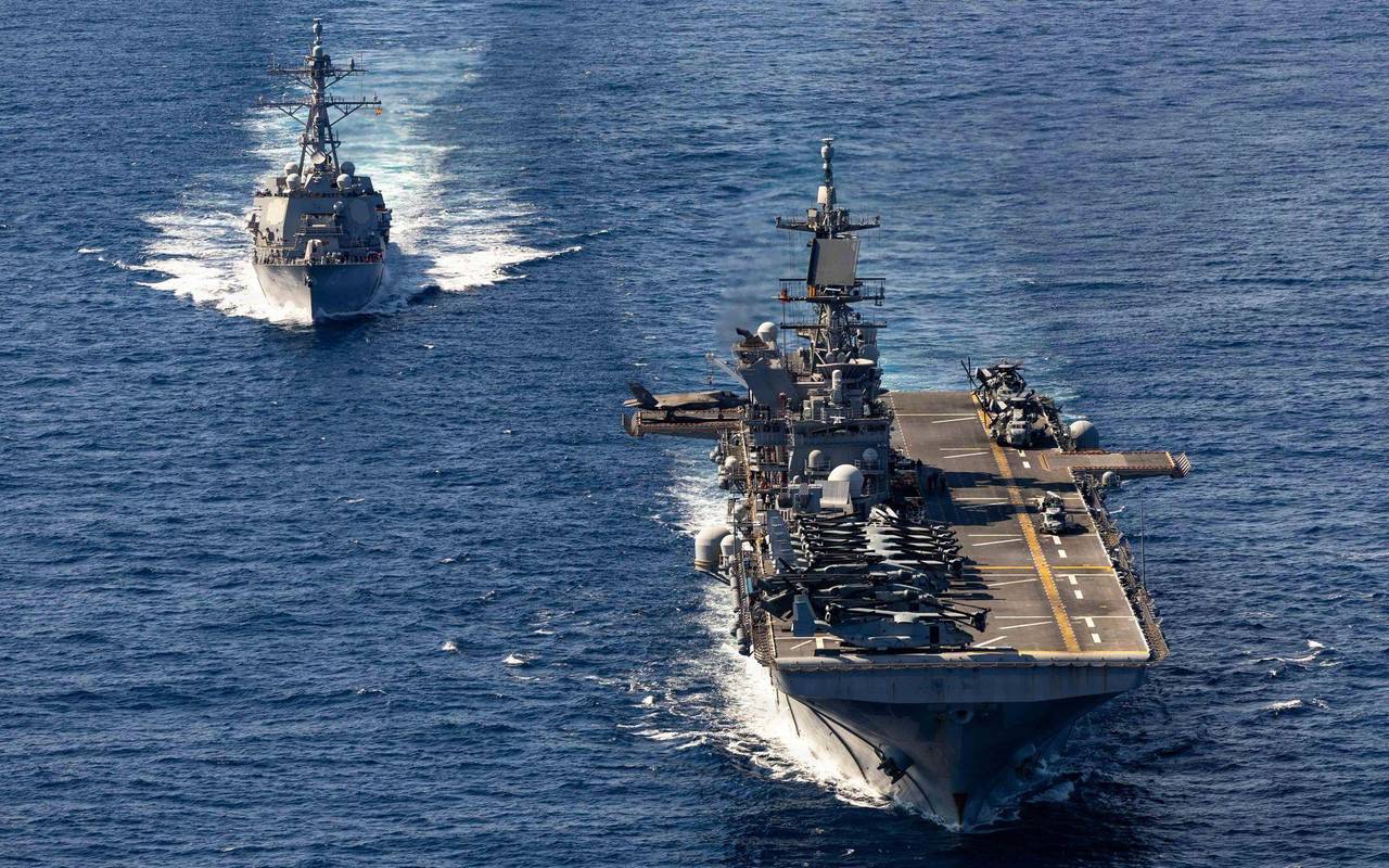 USS Rafael Peralta RAS mit USS Tripoli