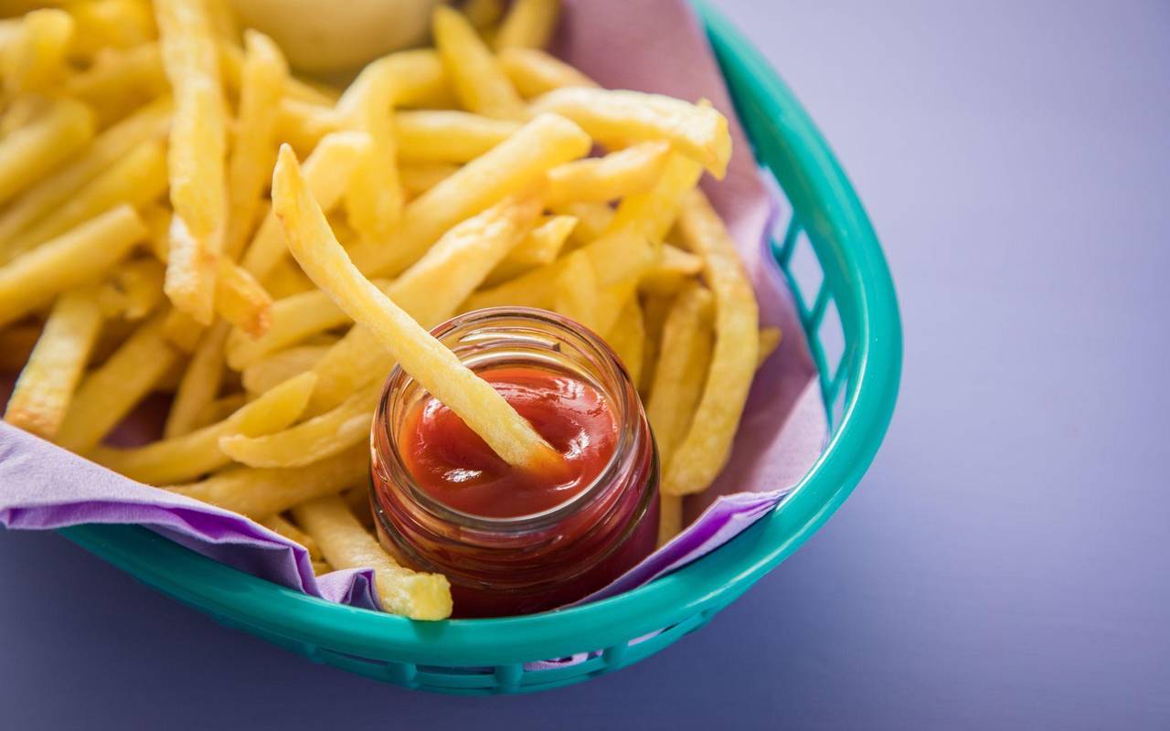 Pommes mit Ketchup