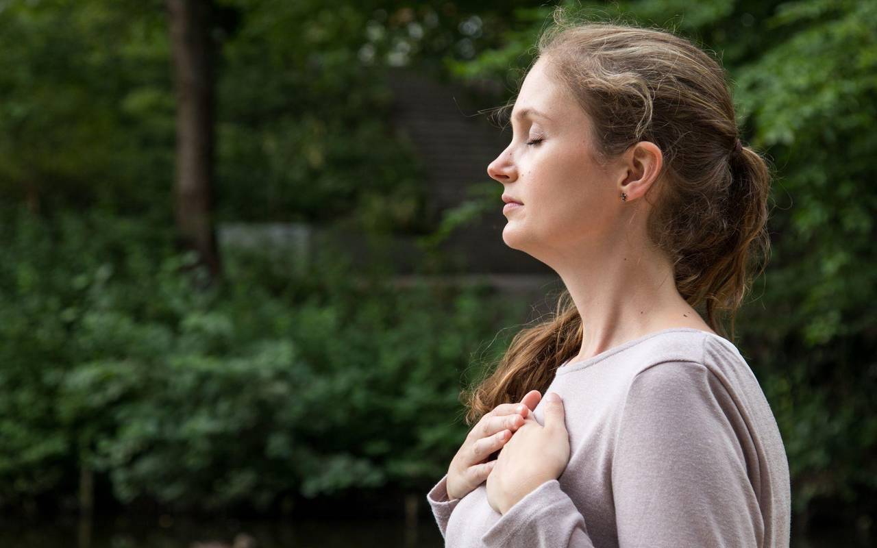 Eine junge Frau macht Atemübungen