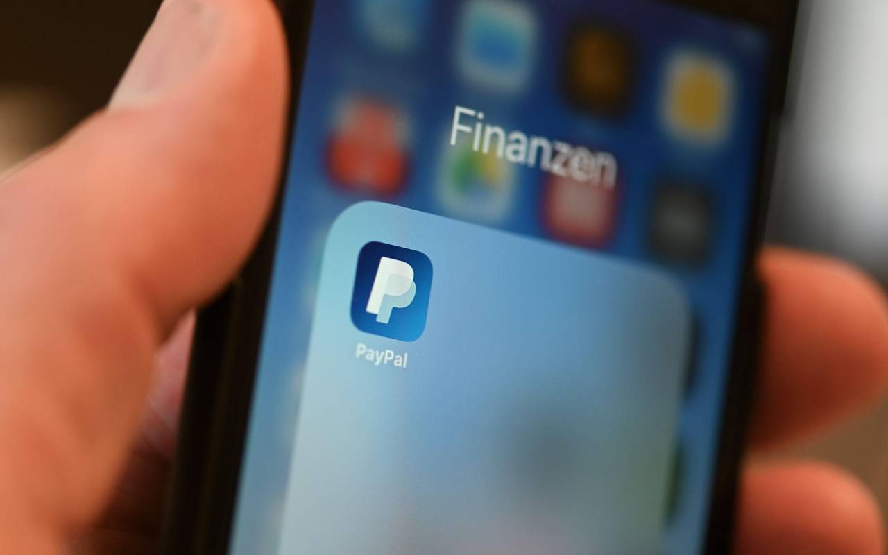 Die Paypal-App ist auf einem Smartphone zu sehen