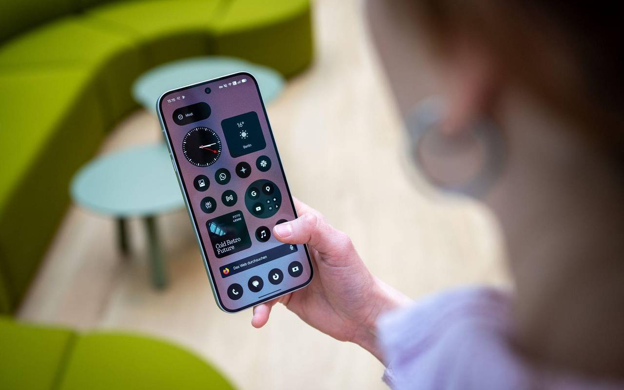 Eine Frau hält das Nothing Phone (4a) Pro