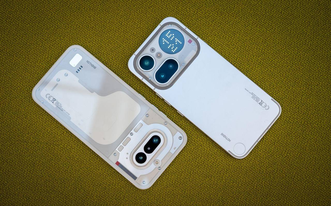 Das Nothing Phone (4a) neben dem Nothing Phone (4a) Pro (r)