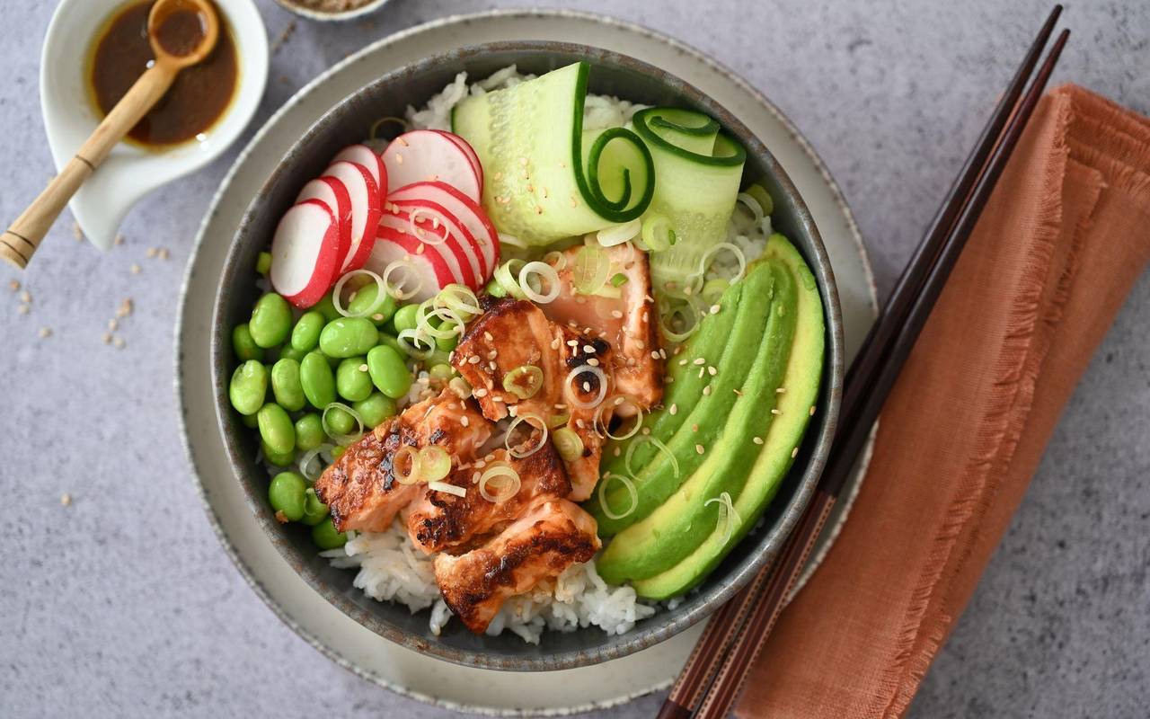 Bowl mit glasiertem Lachs und knackigem Gemüse