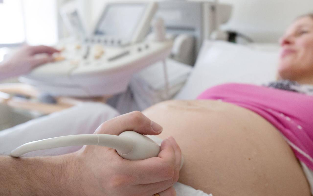 Arzt für bei einer Schwangeren einen 3D-Ultraschall durch