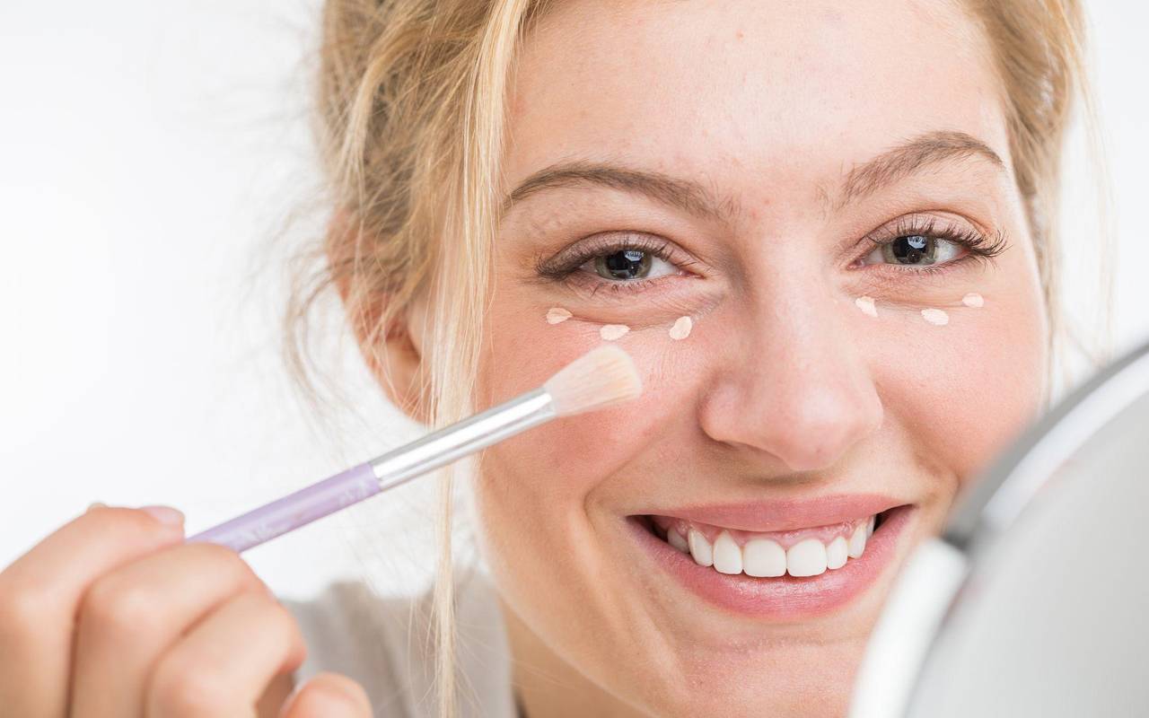 Eine Faru trägt Concealer auf