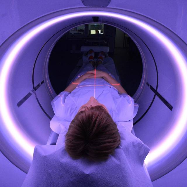 Eine Frau liegt in einem CT-Gerät im Universitätsklinikum Jena