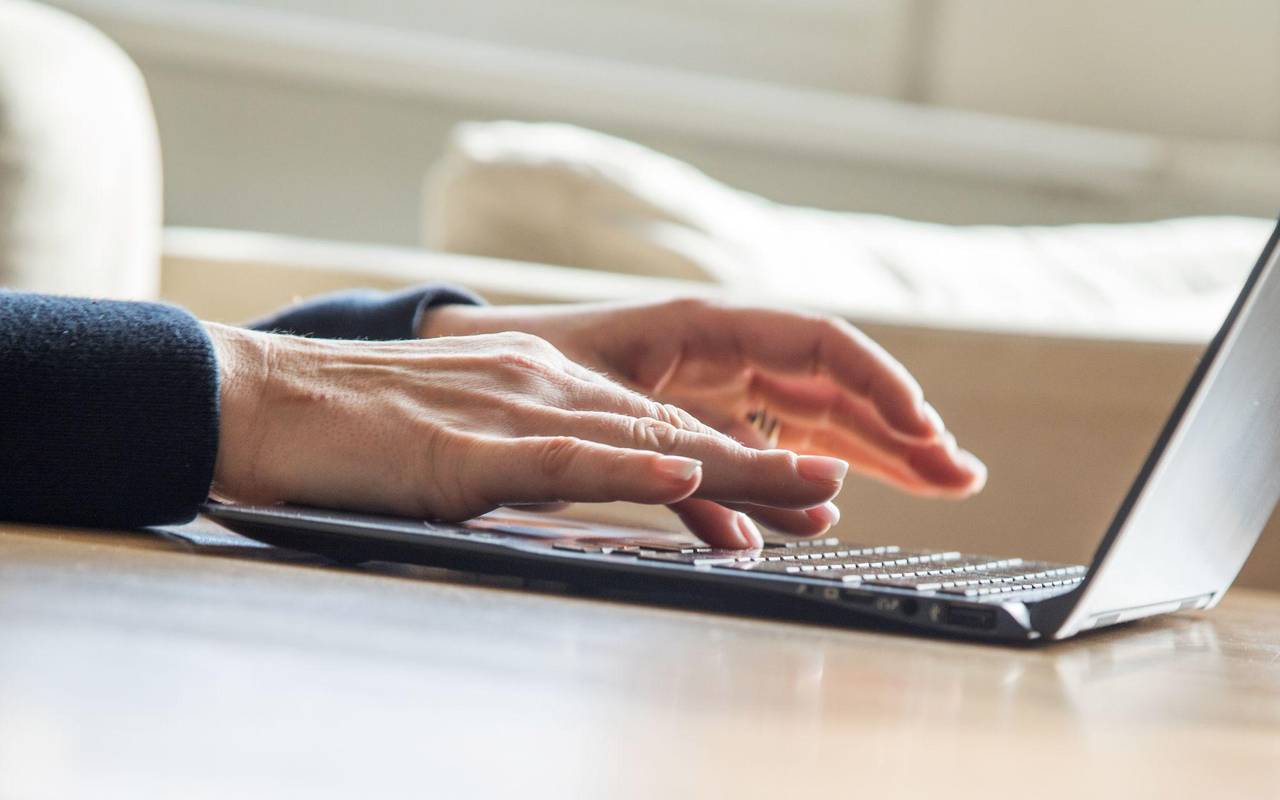 Eine Frau tippt auf einem Laptop