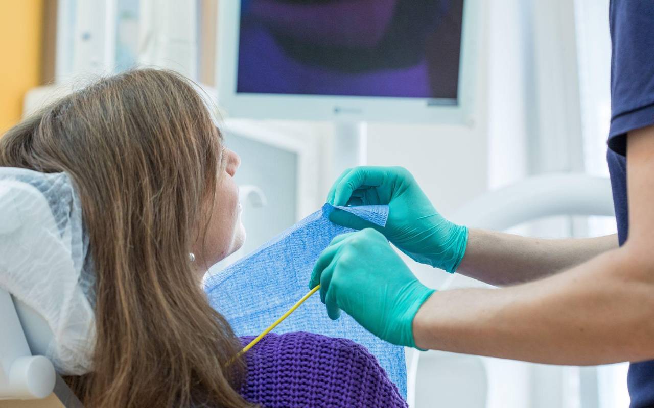 Patientin in einer Zahnarztpraxis