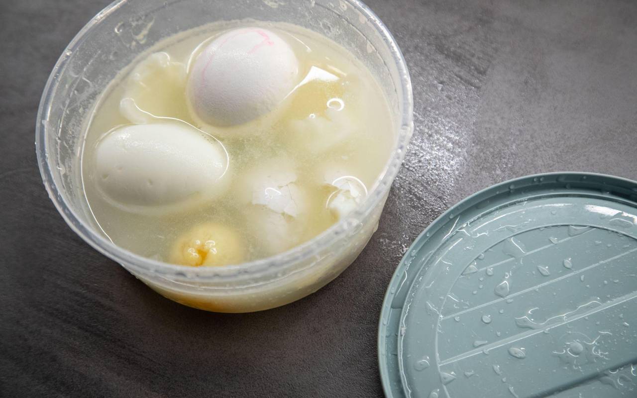 Eier liegen in einer Schale Wasser