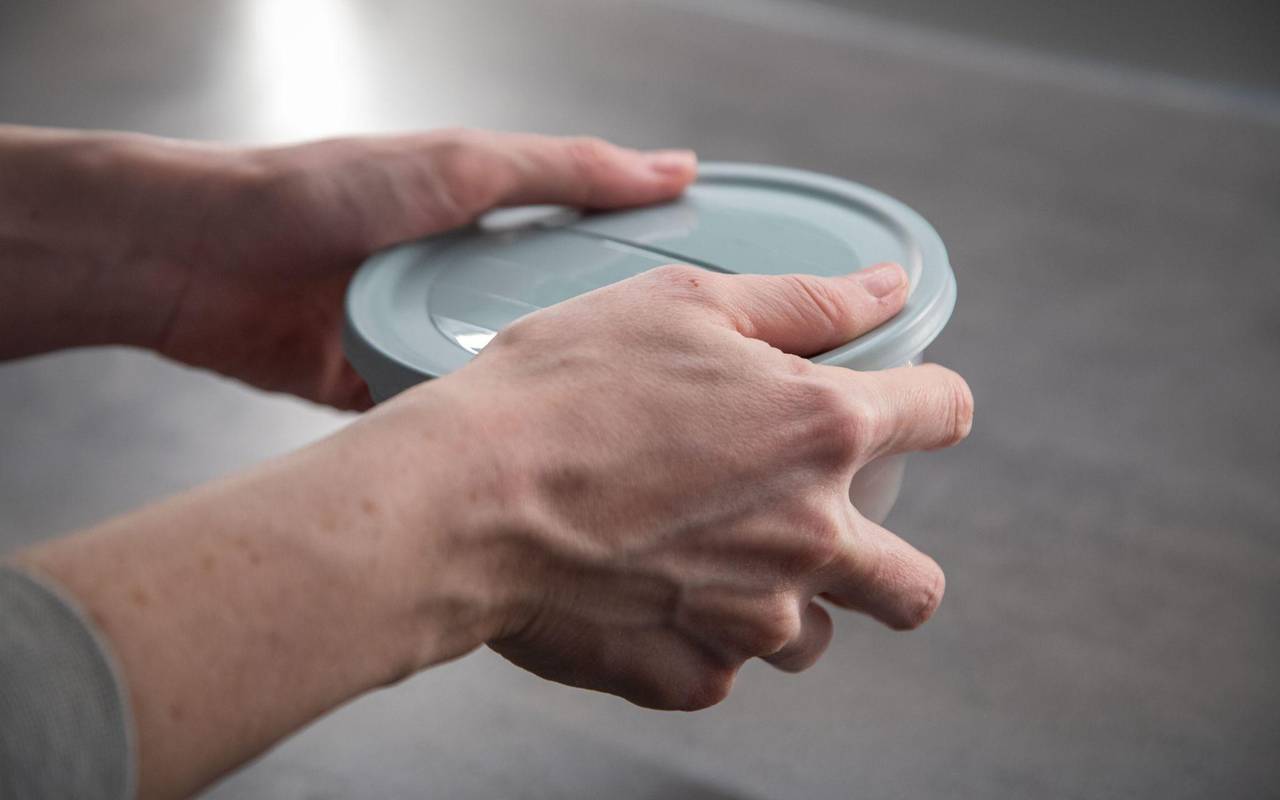 Eine Frau hält eine Schale in den Händen