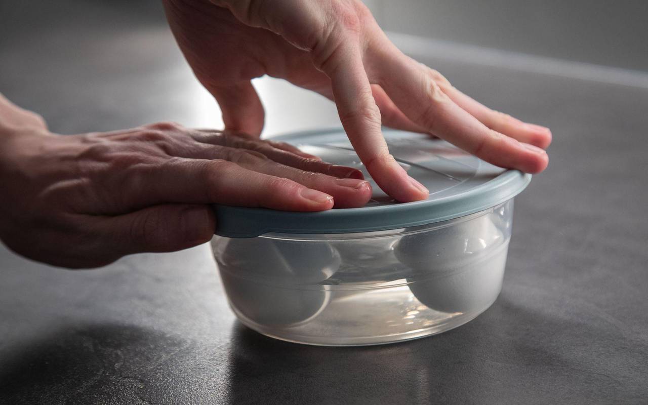 Eine Schale wird mit einer Deckel verschlossen