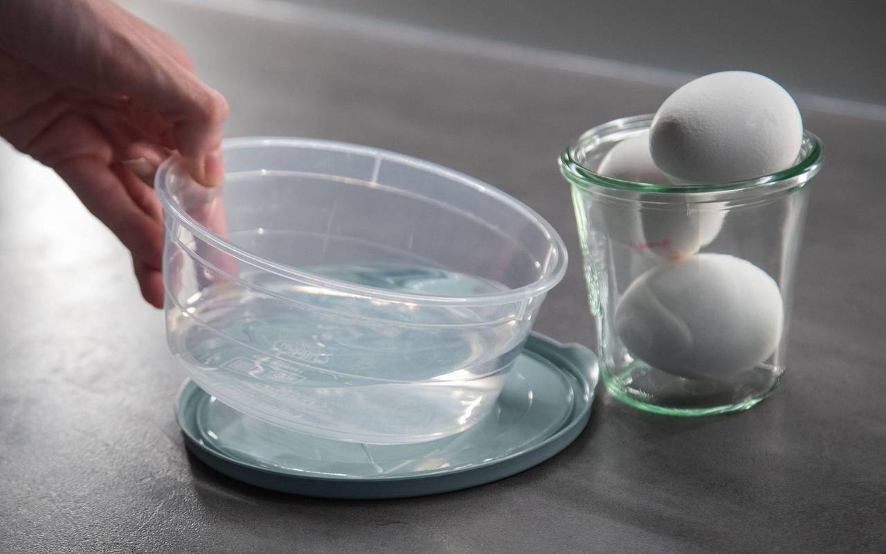 Eier liegen neben einer Schale Wasser