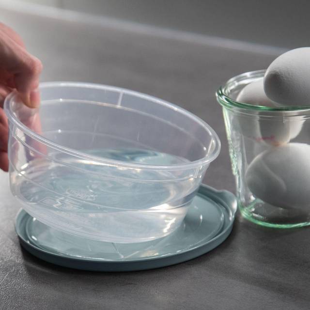 Eier liegen neben einer Schale Wasser