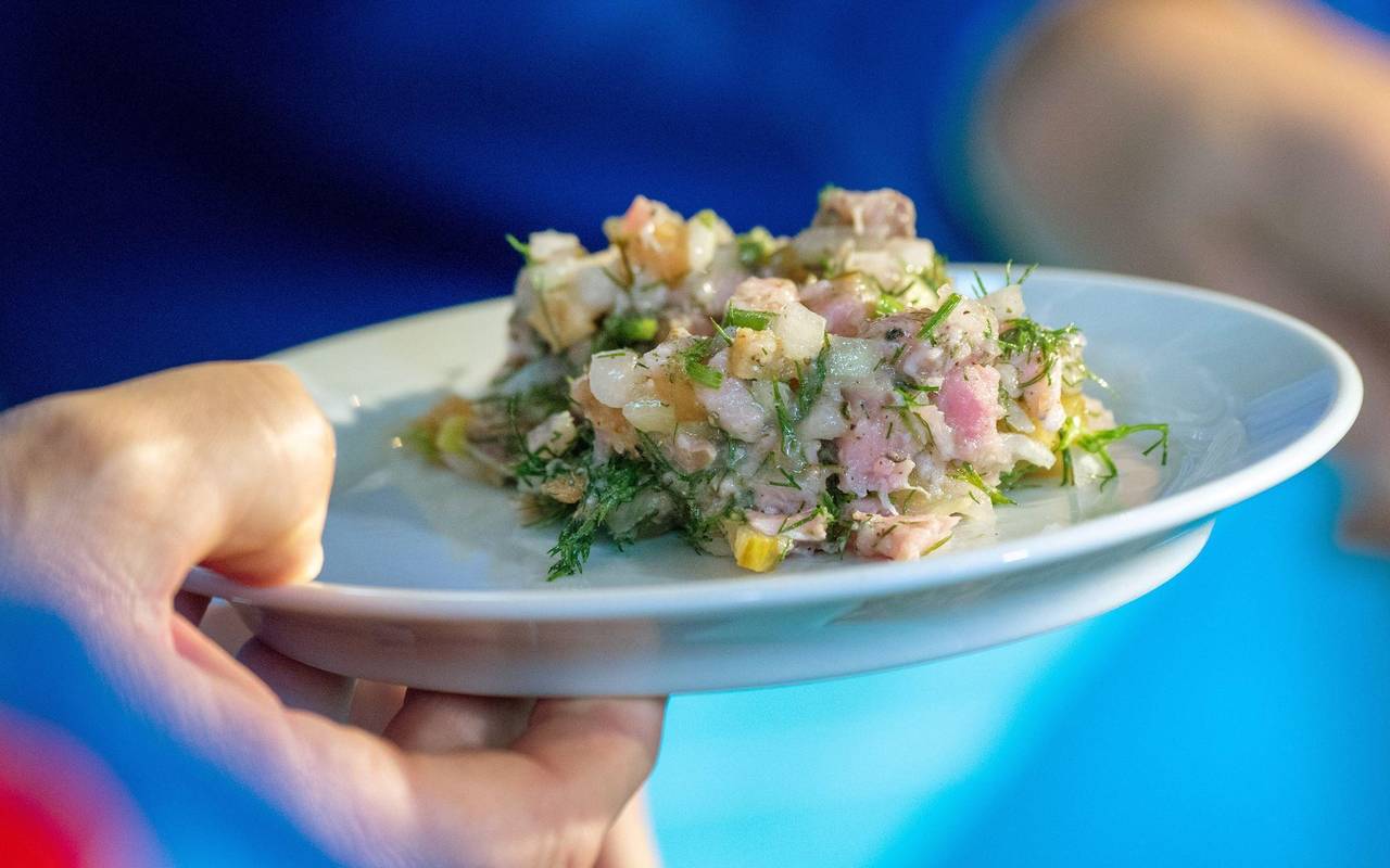 Heringshäckerle ist auf einem Teller zu sehen